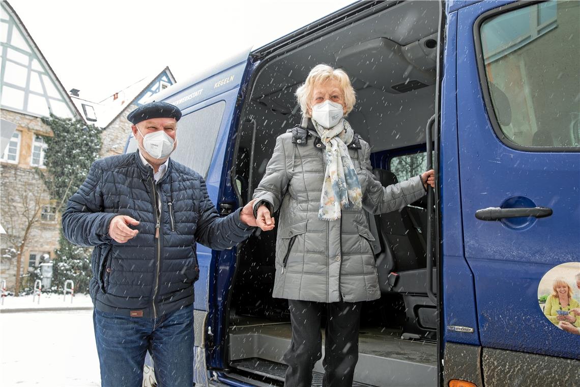 Michael Balzer vom Seniorenbüro hilft Marianne Karp nach ihrem Impftermin im Robert-Bosch-Krankenhaus in Stuttgart beim Aussteigen aus dem Seniorenmobil. Foto: A. Becher