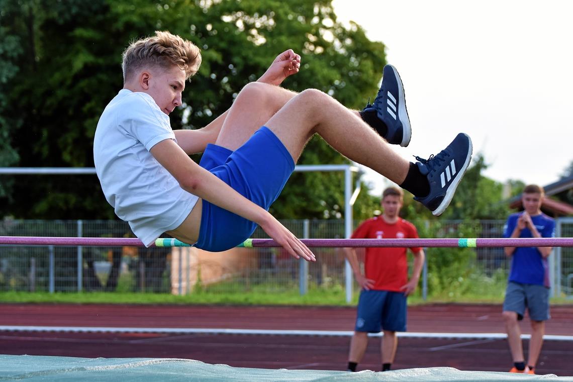 Michael Bechthold überquerte die Latte beim Hochsprung bei 1,30 Metern. Genug für den Traum von der Polizeiausbildung. Foto: T. Sellmaier