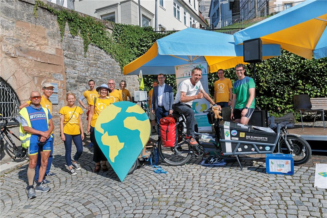 Michael Bilharz bei seiner Ankunft mit dem Lastenfahrrad in Backnang. OB Friedrich und Vertreter des Klimaentscheids Backnang gehören zu den Unterstützern der Aktion. Foto: J. Fiedler