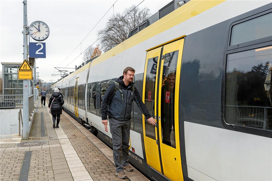 Ärger mit der Murrbahn reißt nicht ab Michael Bödeker auf seinem Weg zur Arbeit von Sulzbach nach Winnenden. Kommt der Zug pünktlich? Täglich ein Glücksspiel. Foto: Jörg Fiedler
