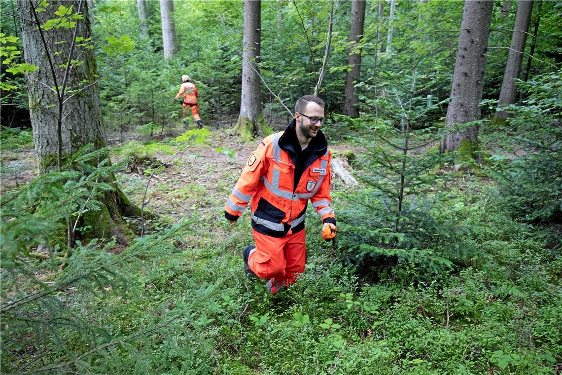 Michael Braun versteckt sich im Wald.