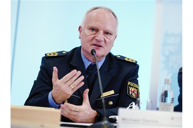 Michael Denne, Polizeipräsident des Polizeipräsidiums Westpfalz, spricht bei einer Pressekonferenz. Foto: Uwe Anspach/dpa