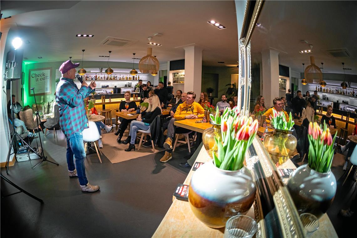 Backnang: Comedyreihe Spassix feiert Premiere Michael Eller ist ein Fachmann für verschiedene Dialekte und hat diese im Fancy mit seiner ausdrucksstarken Mimik präsentiert.