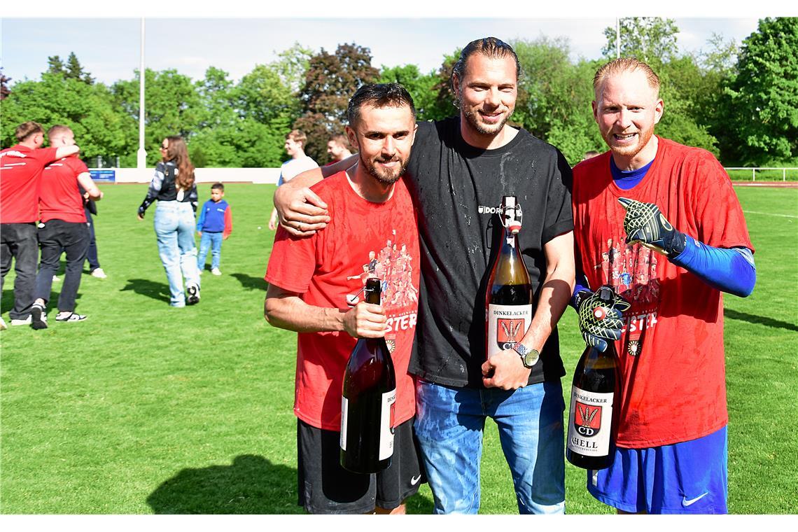 Michael Ferber (mitte), Kapitän Volkan Celiktas und Torhüter Maximilian Reule. A...