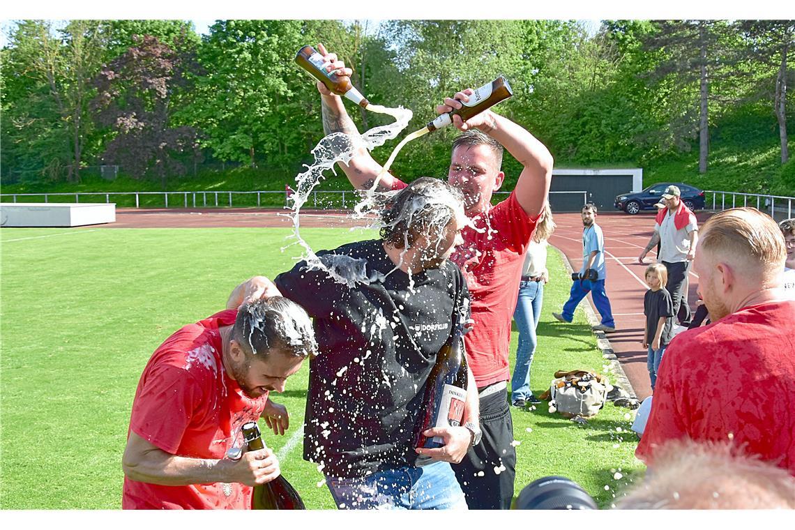 Michael Ferber und Kapitän Volkan Celiktas werden mit Meisterbier übergossen. Au...