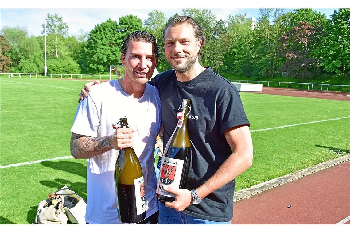 Michael Ferber und Pascal Reinhardt stoßen auf eine erfolgreiche Saison an. Ausw...