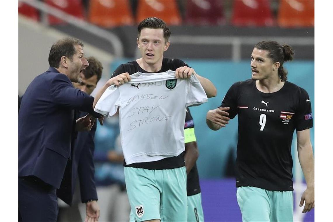 Tränen bei Joker Gregoritsch: Österreich schreibt Geschichte Michael Gregoritsch (M) jubelt mit einem Trikot mit der Aufschrift „Eriksen stay strong“ (Eriksen bleibt stark). Foto: Marko Djurica/Reuters Pool/AP/dpa