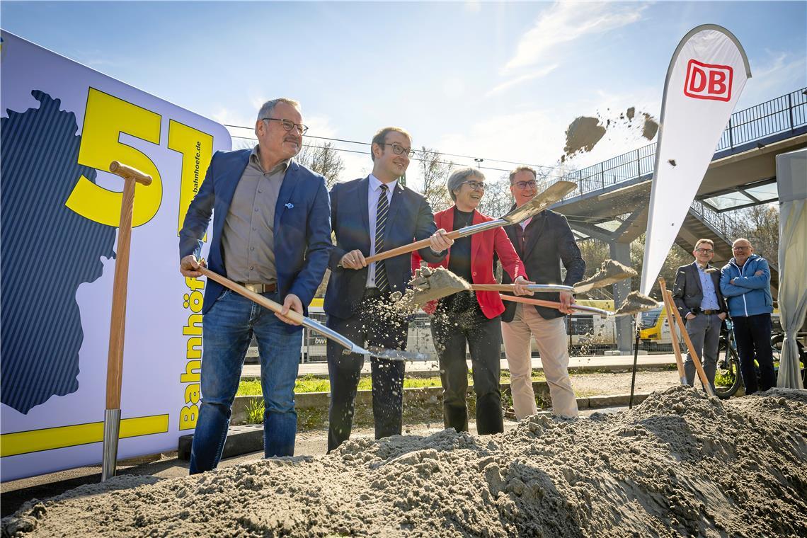 Michael Groh von der DB InfraGO, OB Maximilian Friedrich, Staatssekretärin Elke Zimmer und Landrat Richard Sigel (von links) blicken der Modernisierung des Backnanger Bahnhofs freudig entgegen. Foto: Alexander Becher