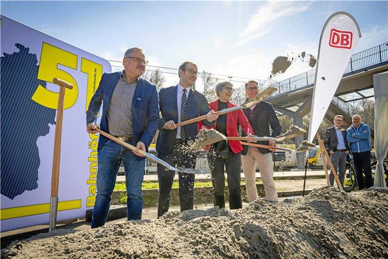 Michael Groh von der DB InfraGO, OB Maximilian Friedrich, Staatssekretärin Elke Zimmer und Landrat Richard Sigel (von links) blicken der Modernisierung des Backnanger Bahnhofs freudig entgegen. Foto: Alexander Becher
