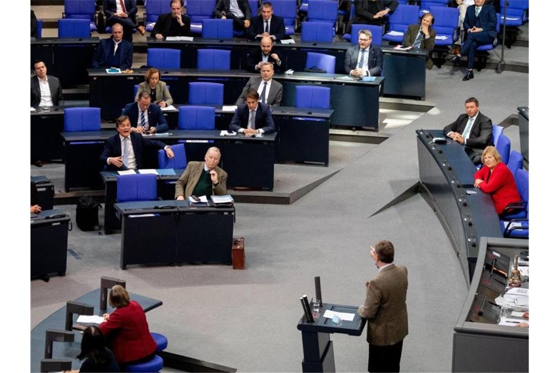 Michael Grosse-Brömer am Rednerpult rechnet im Bundestag mit der AfD-Fraktion ab. Foto: Kay Nietfeld/dpa