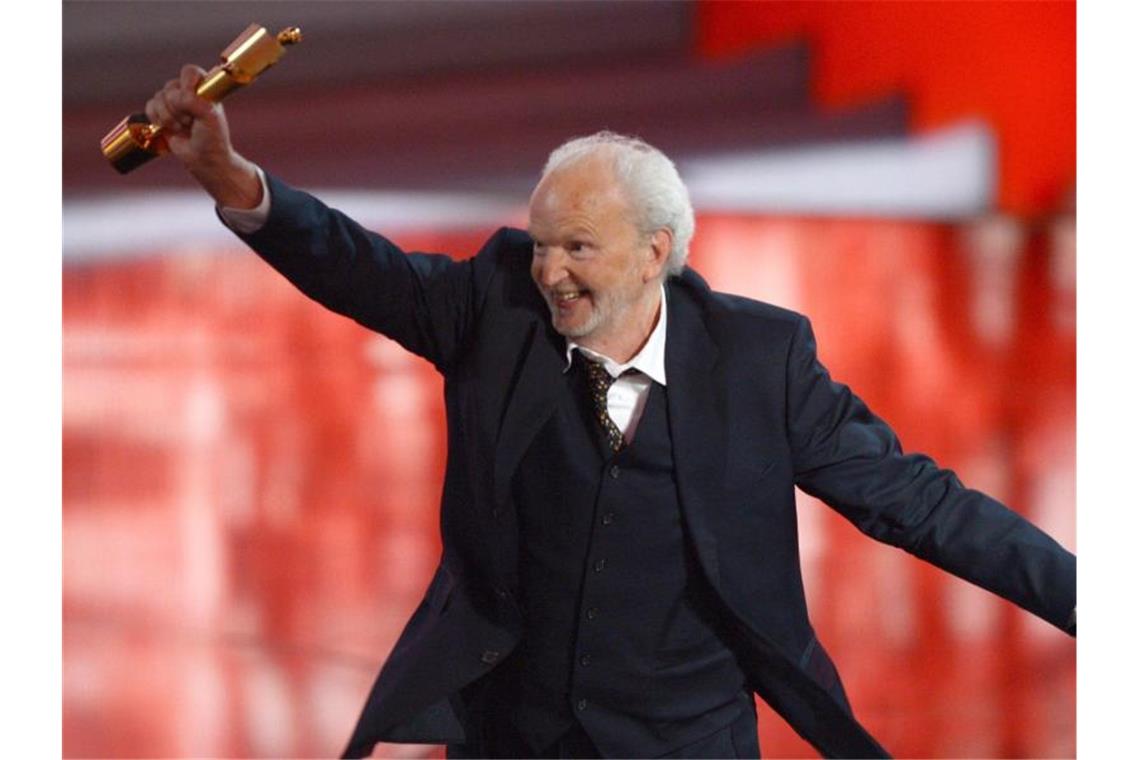 Michael Gwisdek („Oh Boy“) freut sich bei der Verleihung des 63. Deutschen Filmpreises über die Auszeichnung in der Kategorie „Beste männliche Nebenrolle“. Foto: picture alliance / Maurizio Gambarini/dpa