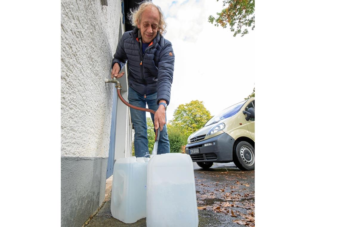 Mit Kanistern zum Wasserholen Michael Hofmann füllt jeden Tag zwei Kanister bei der Verbandszentrale ab. Foto: A. Becher