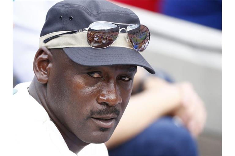 Michael Jordan will in den kommenden zehn Jahren mit einer Spende über insgesamt 100 Millionen Dollar den Kampf gegen Rassismus vorantreiben. Foto: Andrew Gombert/EPA/dpa