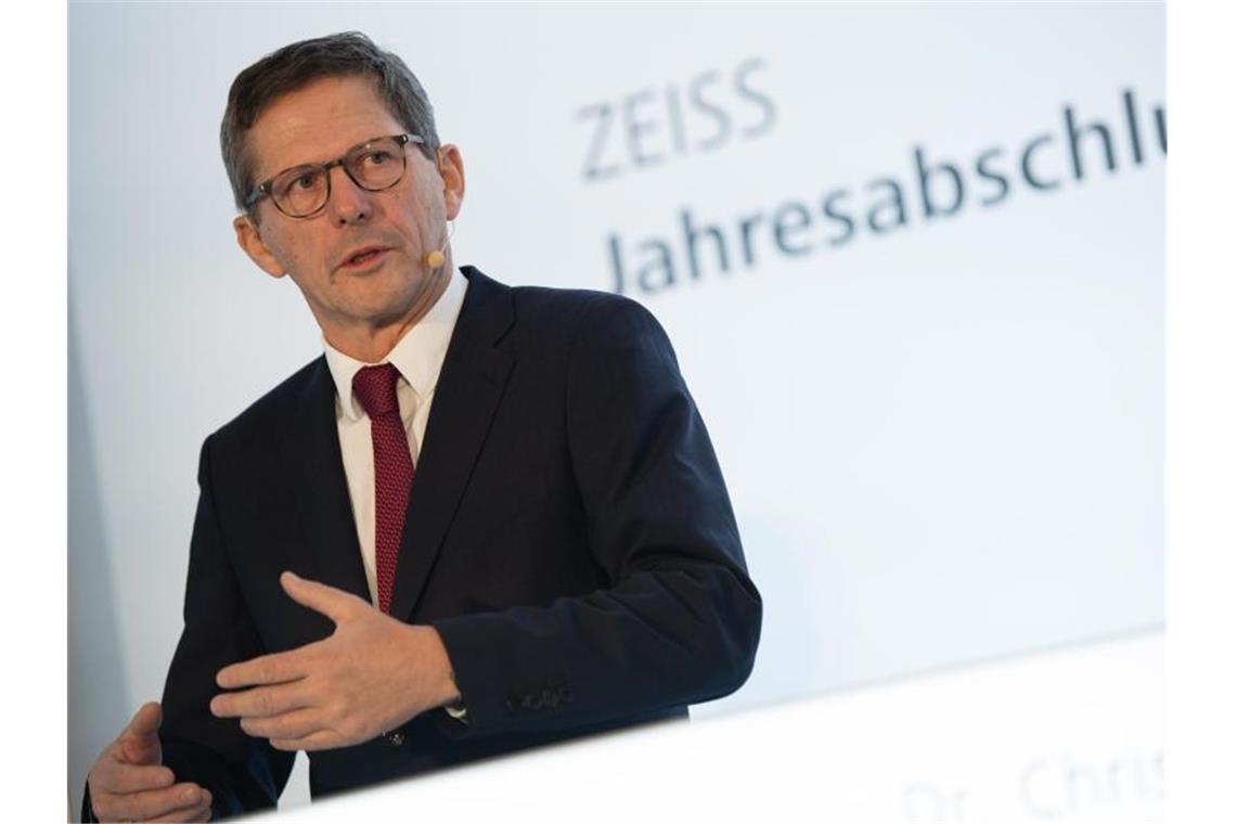 Michael Kaschke, Vorstandsvorsitzender der Carl Zeiss AG, informiert über die aktuellen Zahlen. Foto: Tom Weller/dpa
