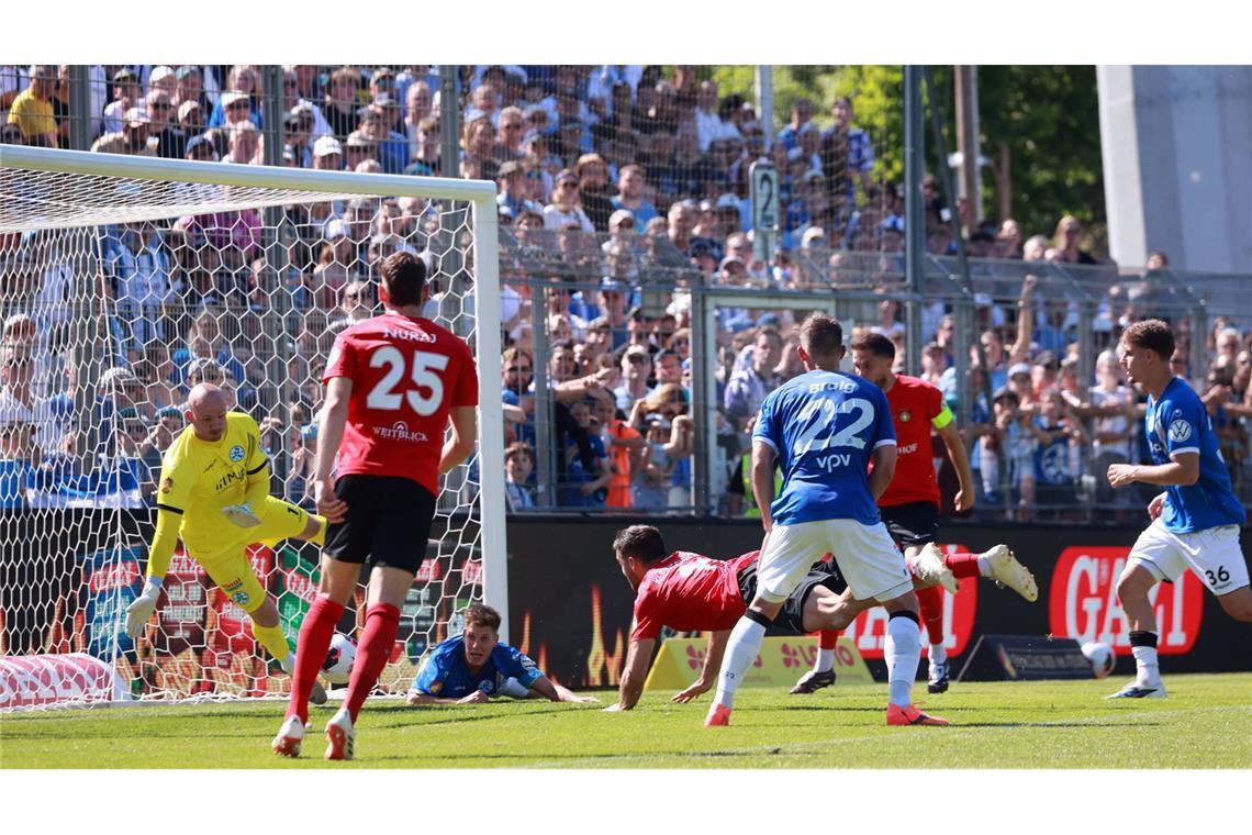 Michael Kleinschrodt erzielt das 1:0 für Großaspach.