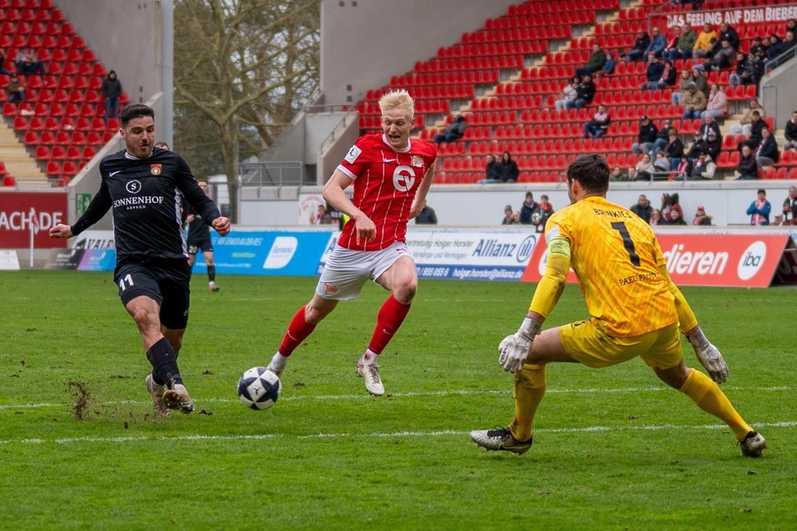 Michael Kleinschrodt (links) bringt die SG mit 2:1 in Führung und damit auf die Siegerstraße. Foto: Philip Ziegler