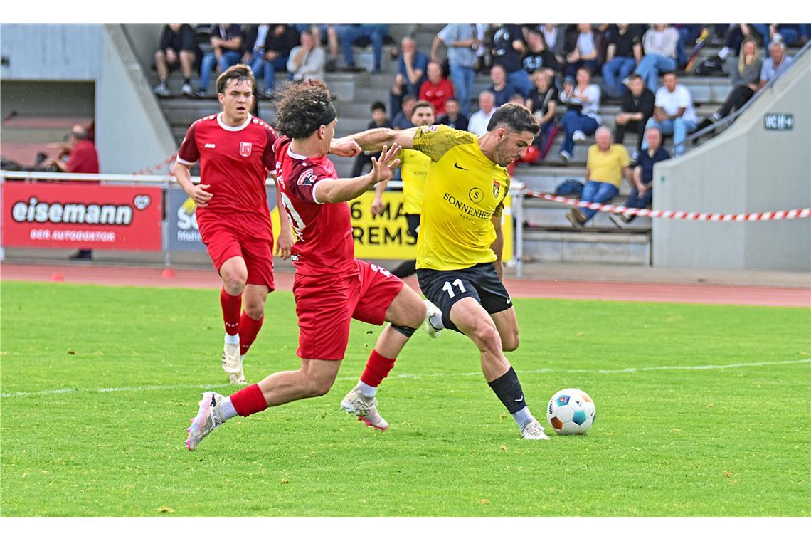 Michael Kleinschrodt (Nr. 11)  zieht ab und trifft zum 1:0. Auswärtssieg der SG ...