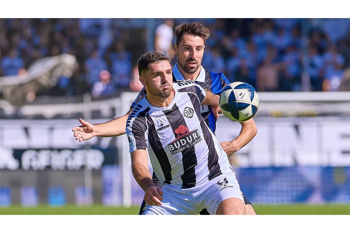 Michael Kleinschrodt (vorne) spielt mit dem VfR Aalen am Samstag im Regionallliga-Schlagerspiel bei den Stuttgarter Kickers.