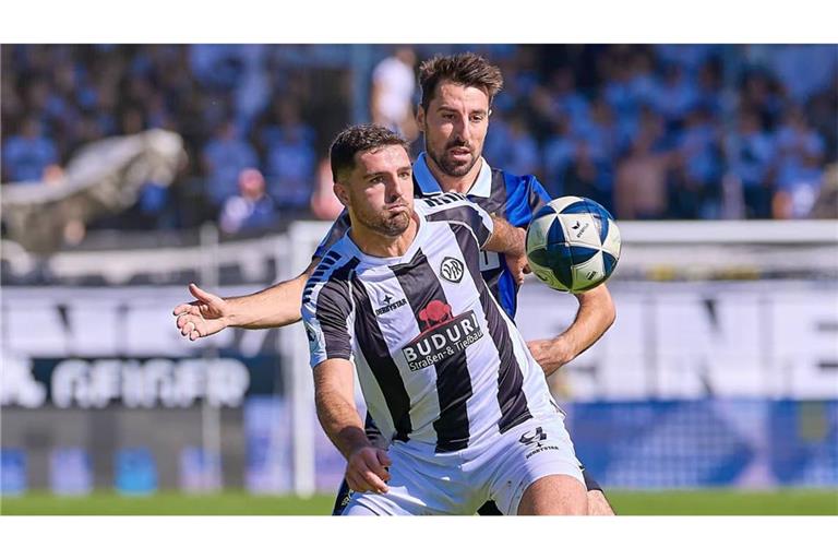 Michael Kleinschrodt (vorne) spielt mit dem VfR Aalen am Samstag im Regionallliga-Schlagerspiel bei den Stuttgarter Kickers.