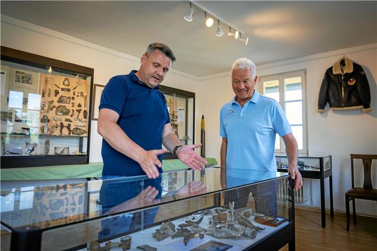 Michael Kloppisch (links) und Markus Frank vom Heimat- und Kulturverein in Althütte betrachten die zusammengetragenen Fundstücke. Sie verdeutlichen, dass der Zweite Weltkrieg auch Dörfer wie Sechselberg oder Auenwald erreicht hat und zu spüren war. Fotos: Alexander Becher