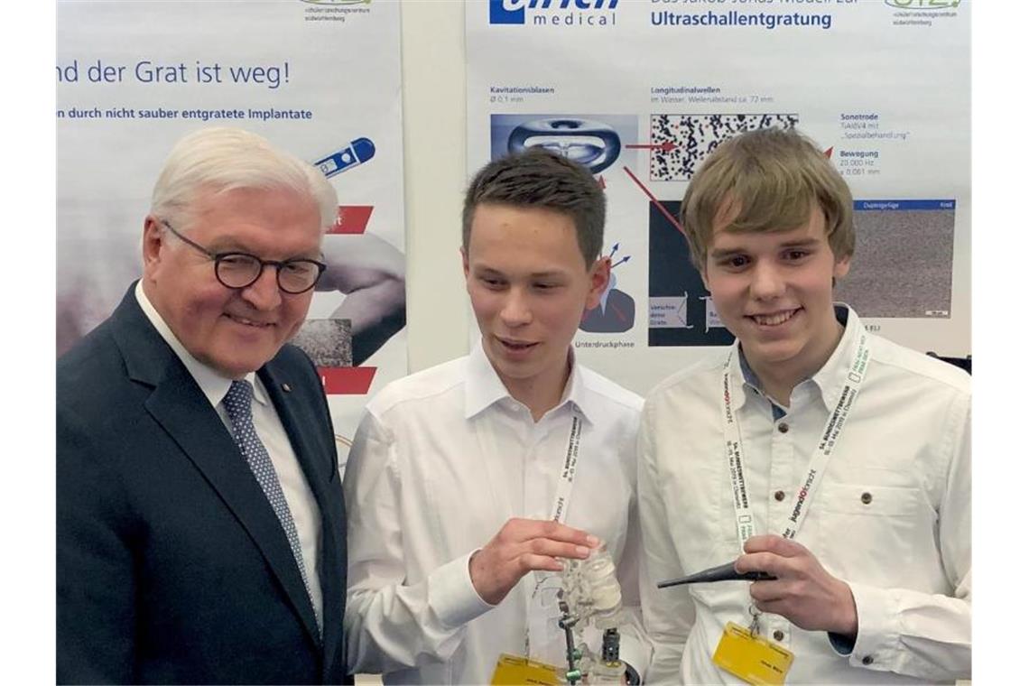 Beste Nachwuchsforscher Deutschlands geehrt Michael Kretschmer (CDU, l-r), Frank-Walter Steinmeier (SPD), Jakob Rehberger und Jonas Münz sowie Anja Karliczek (CDU). Foto: Christiane Raatz