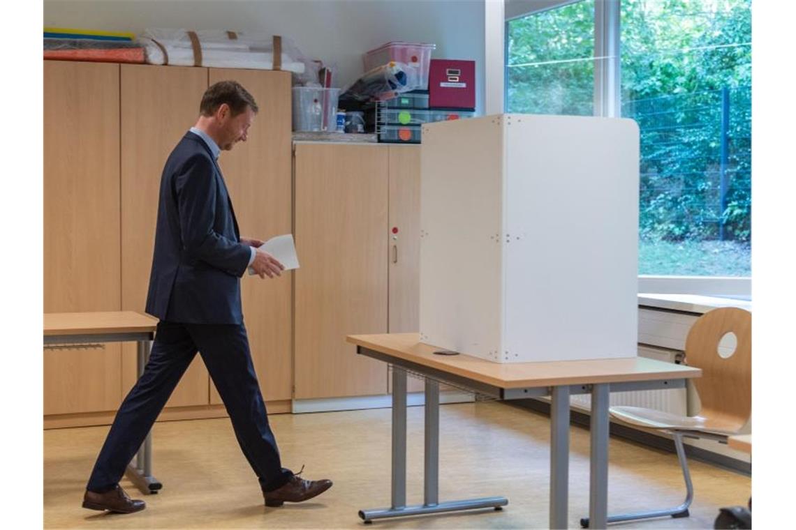 Michael Kretschmer (CDU), Ministerpräsident von Sachsen, bei der Stimmabgabe. Foto: Robert Michael