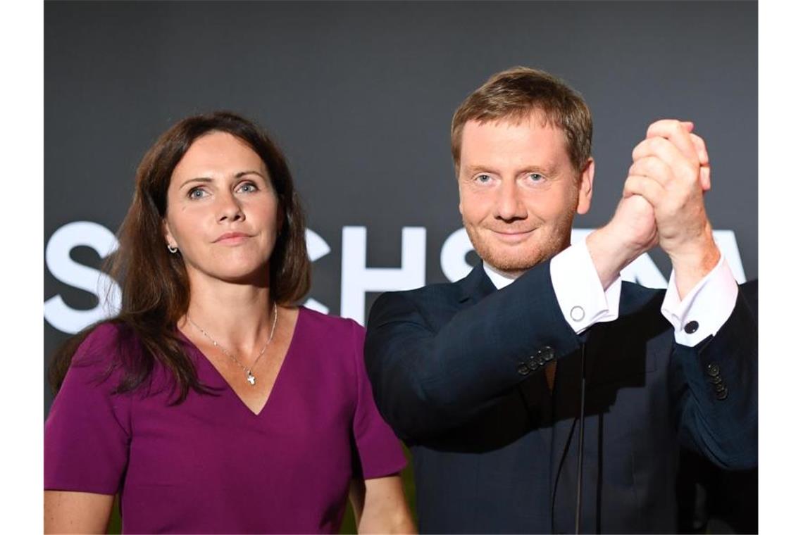 Michael Kretschmer, Ministerpräsident von Sachsen und seine Lebensgefährtin Annett Hofmann bei der CDU-Wahlparty in Dresden. Foto: Robert Michael