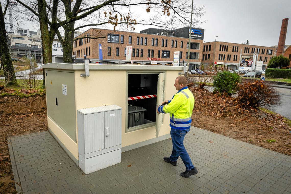 Energie- und Wärmewende im Rems-Murr-Kreis als Herkulesaufgabe Michael Kronmüller (Syna) an einer Ortsnetzstation in Unterweissach. Foto: Alexander Becher