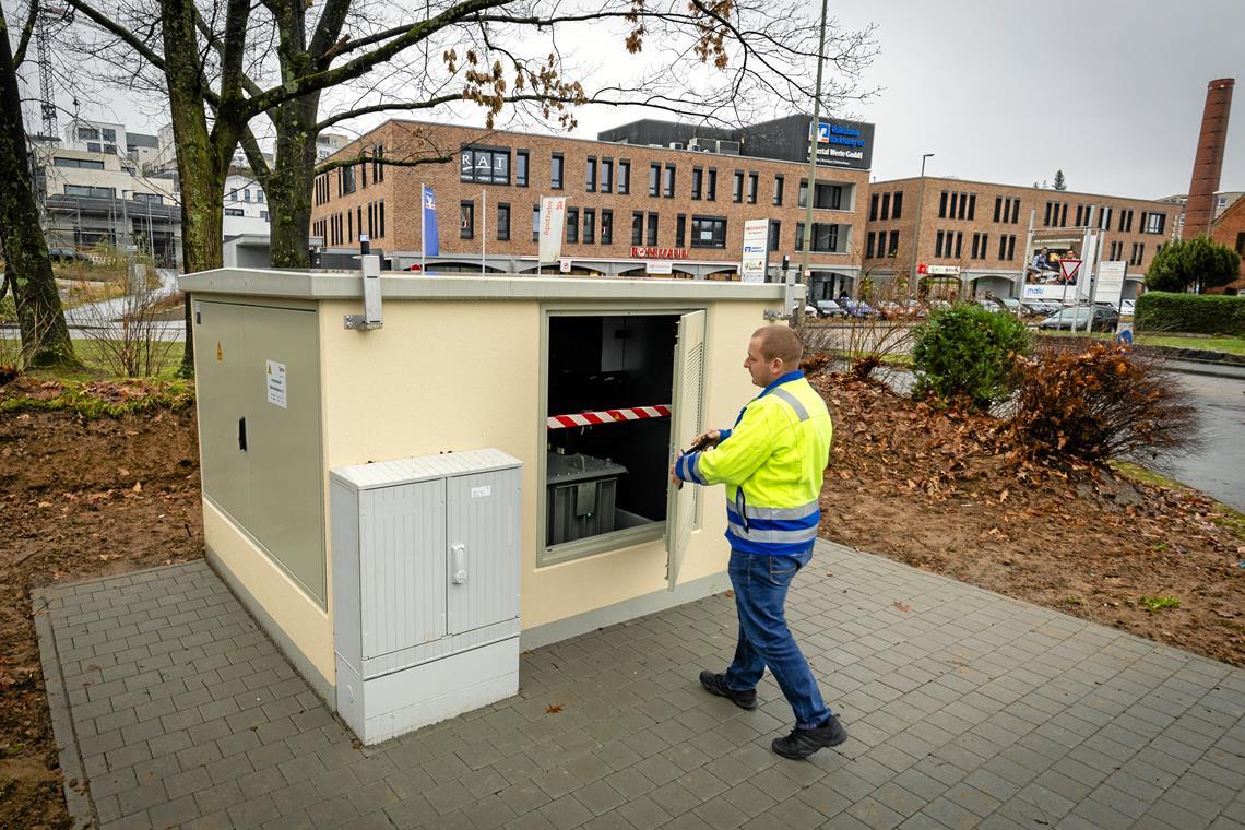 Michael Kronmüller (Syna) an einer Ortsnetzstation in Unterweissach. Foto: Alexander Becher