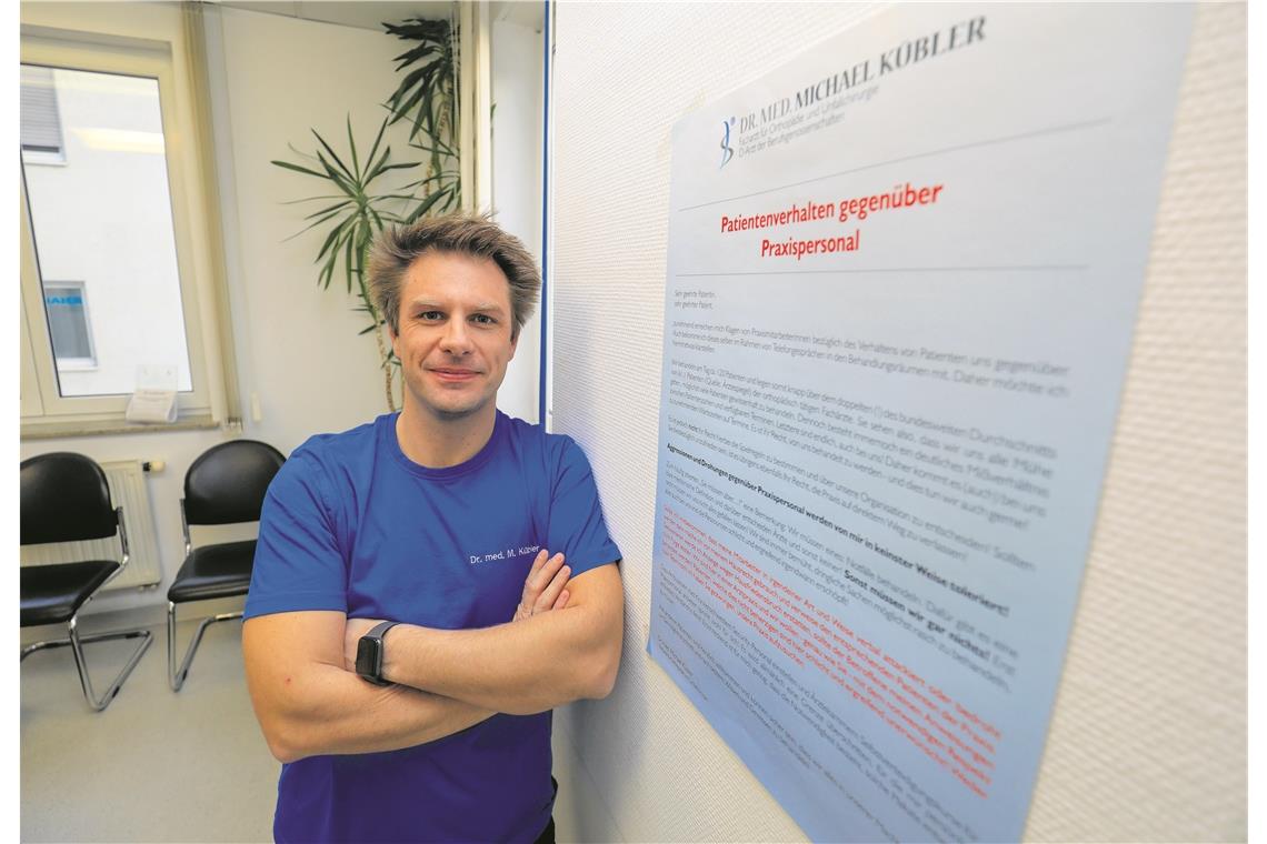 Ärger um rabiate Patienten Michael Kübler will sich das unverschämte Verhalten mancher Patienten nicht mehr gefallen lassen. In seiner Praxis hängen nun Plakate, die gezielt darauf hinweisen, dass Beleidigungen und Drohungen nicht akzeptiert werden. Foto: A. Becher