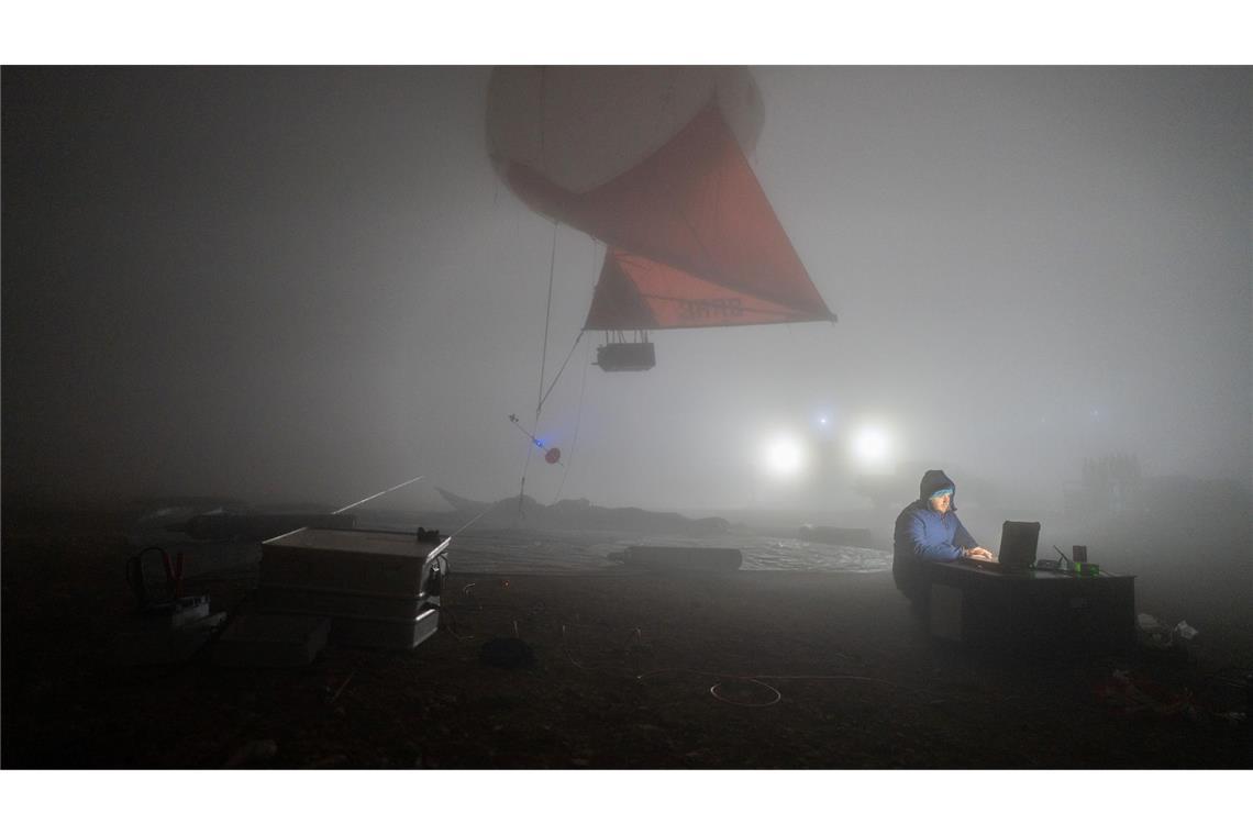 Forschung extrem: Schwarzlicht-Frösche und eisige Einsamkeit Michael Lonardi mit einem Wetterballon in dichtem Nebel auf dem Berg Helmos in Griechenland.