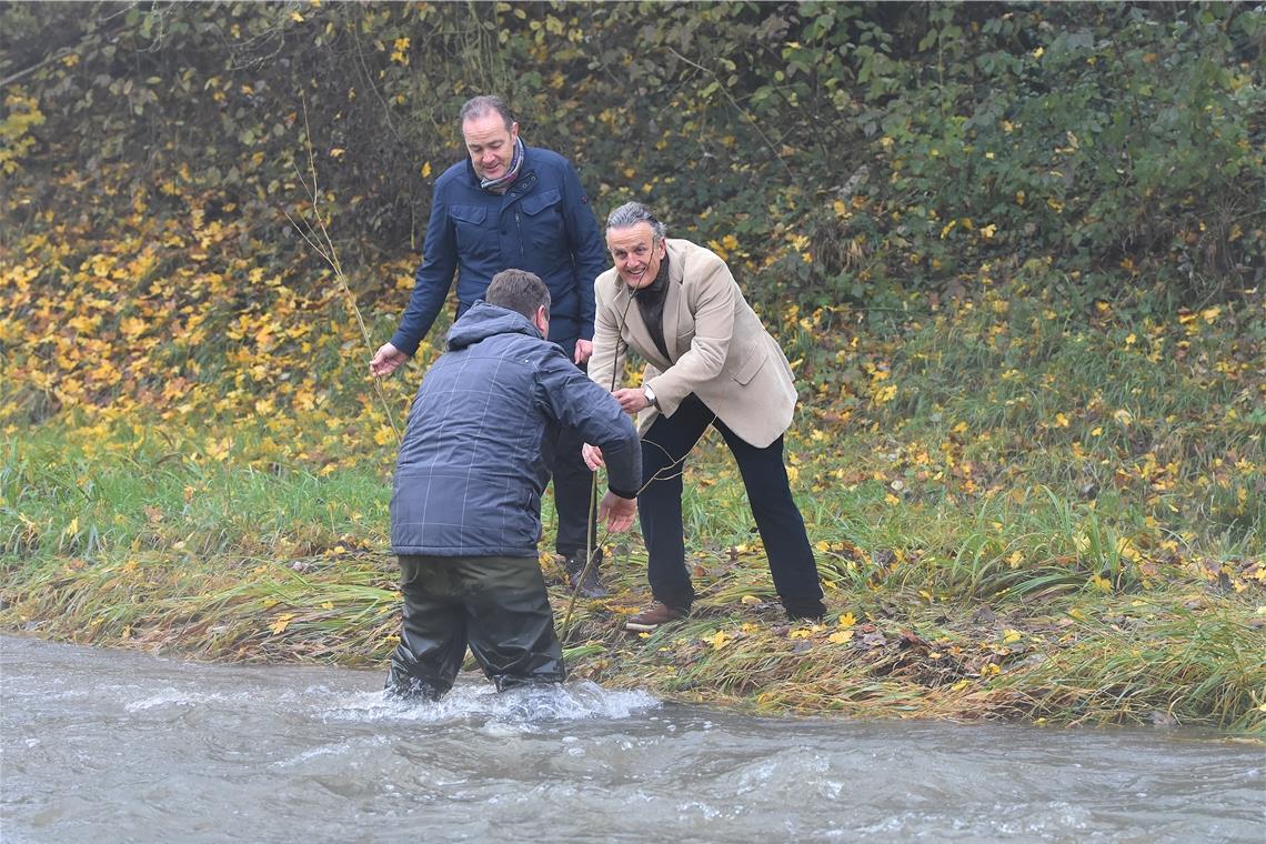 Michael Maier (von hinten,Gewässerwart Anglerverein Backnang), Baudezernent Stef...