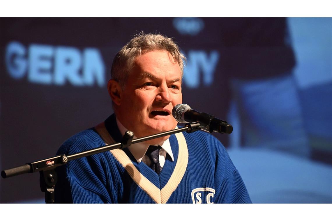 Michael Maurer, Präsident des Skiclubs Partenkirchen, würdigt Laura Dahlmeier.