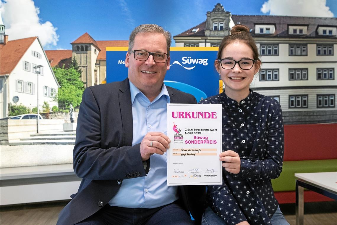 Michael Meyle überreicht den Süwag-Energie-Award an Sonja Wieland aus Oppenweiler.