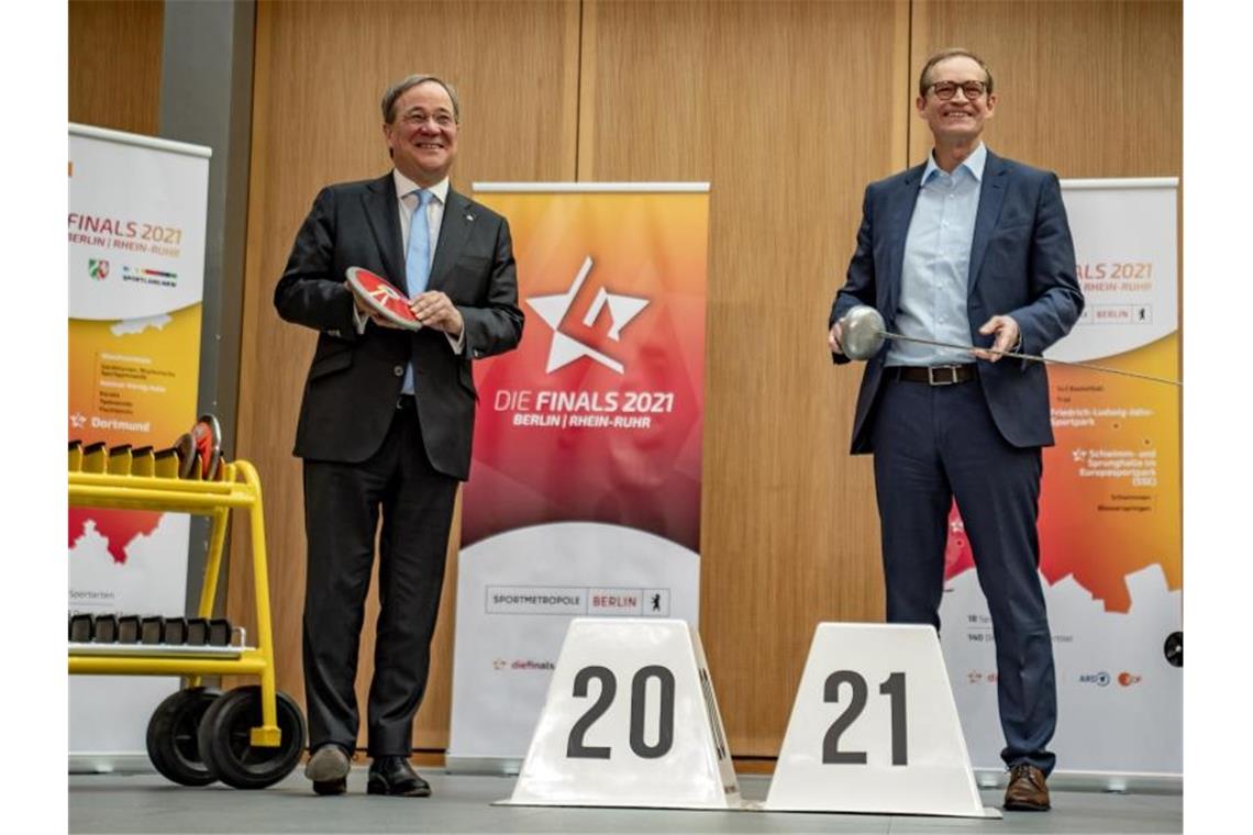 Michael Müller (r) und Armin Laschet bei der bei der Präsentation des zweiten Finals-Projekts nach 2019. Foto: Michael Kappeler/dpa