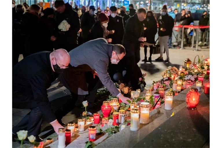 Michael Müller (SPD, M), Regierender Bürgermeister von Berlin, und Edgar Franke (SPD), Opferbeauftragter der Bundesregierung, legen bei einer Gedenkfeier am vierten Jahrestag des islamistischen Anschlags auf den Weihnachtsmarkt am Breitscheidplatz Kerzen nieder. Foto: Christoph Soeder/dpa