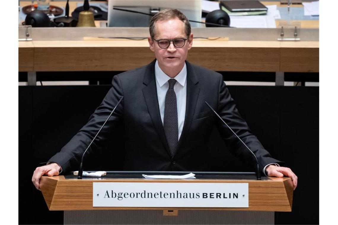 Michael Müller (SPD), Regierender Bürgermeister von Berlin, spricht bei einer Sondersitzung im Berliner Abgeordnetenhaus. Foto: Bernd von Jutrczenka/dpa