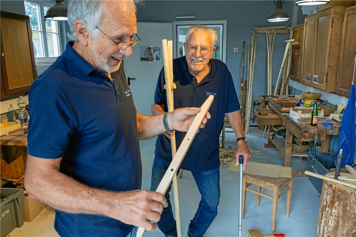 Michael Neumann (links) und Helmut Dreher pflegen das historische Handwerk in Al...