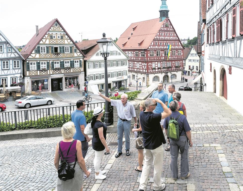 Rathaus ist das Fachwerk-Schmuckkästchen Michael P. Dwornitzak erklärt die Auffälligkeiten an den Backnanger Fachwerkgebäuden.Foto: J. Fiedler