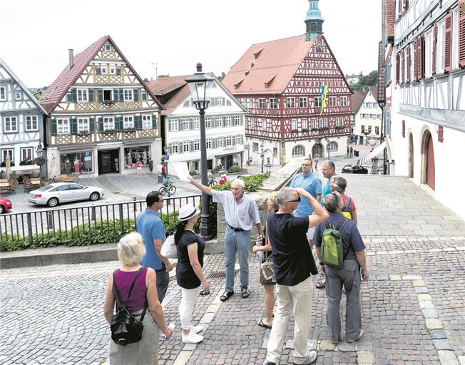 Michael P. Dwornitzak erklärt die Auffälligkeiten an den Backnanger Fachwerkgebäuden.Foto: J. Fiedler