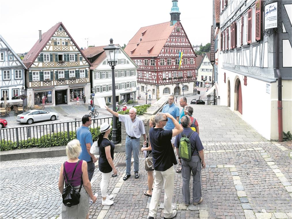 Rathaus ist das Fachwerk-Schmuckkästchen Michael P. Dwornitzak erklärt die Auffälligkeiten an den Backnanger Fachwerkgebäuden.Foto: J. Fiedler