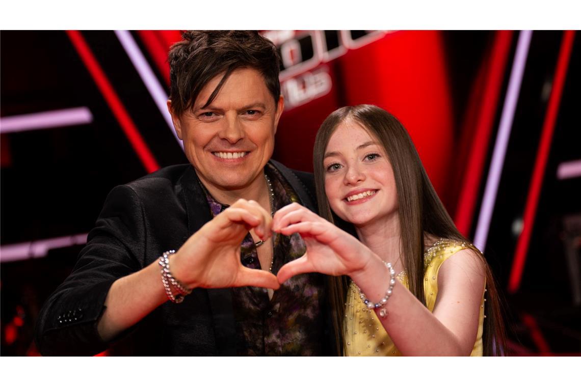 Michael Patrick Kelly steht beim Finale der Musikshow "The Voice Kids" neben Kandidatin Katelyn auf der Bühne.