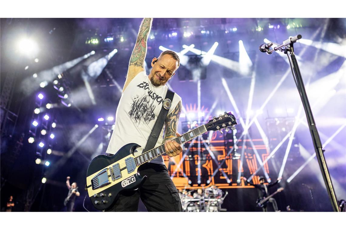 Michael Poulsen, Sänger und Gitarrist der dänischen Metal-Band Volbeat, steht mit seiner Band auf der Bühne beim Open-Air-Festival Rock im Park.