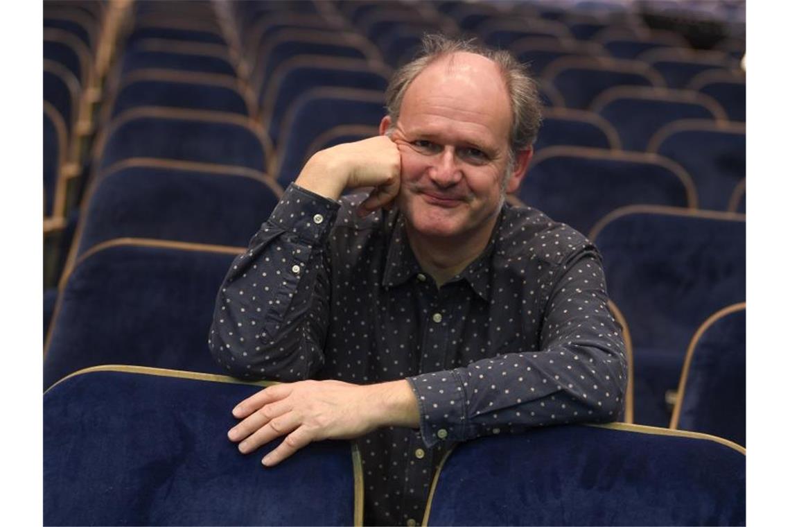 Ehrenpreis des Kleinkunstpreises für Schauspieler Quast Michael Quast, Intendant der Frankfurter Volksbühne, sitzt im Saal seines Theaters. Foto: Arne Dedert/dpa/Archiv
