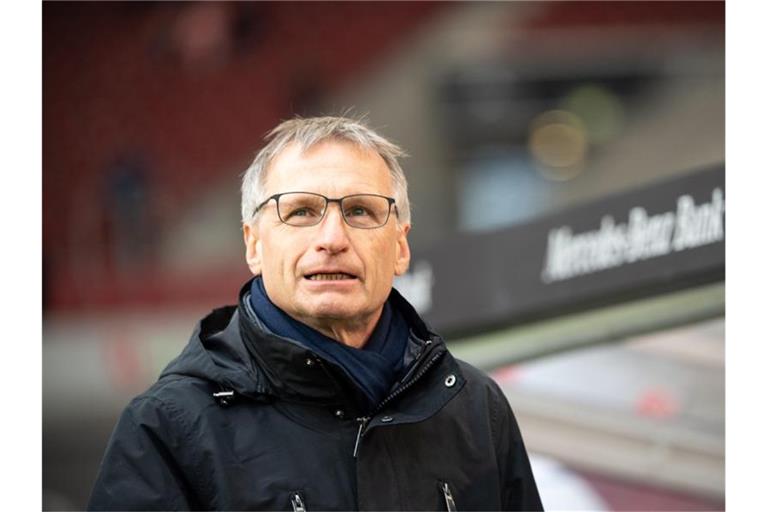 Michael Reschke, der damalige Sportvorstand des VfB Stuttgarts, geht durchs Stadion. Foto: Sebastian Gollnow/Archivbild