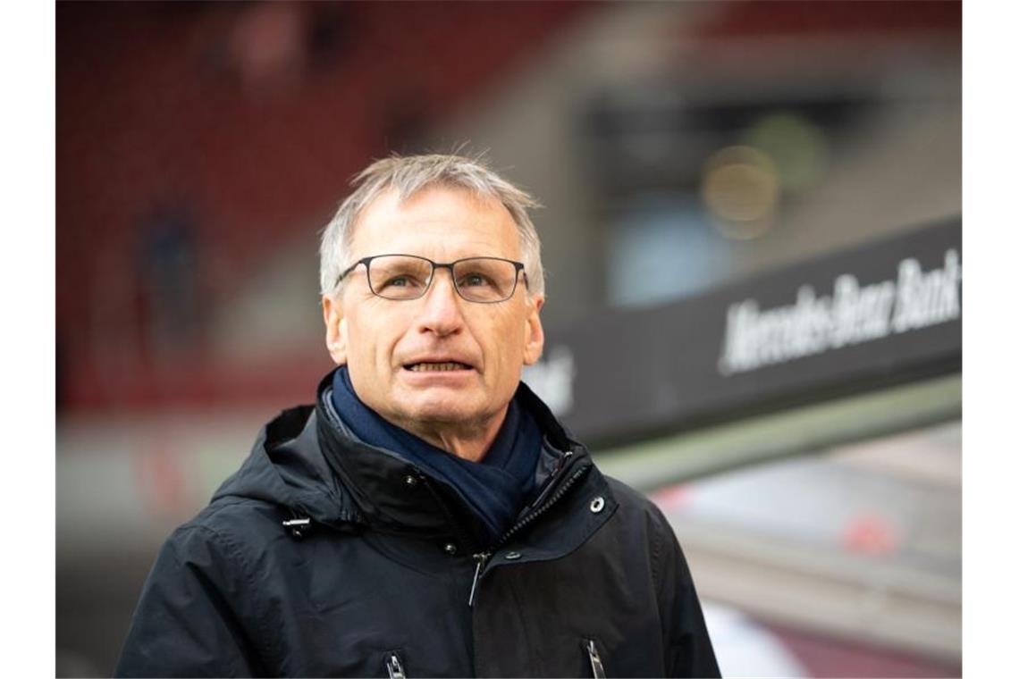 Michael Reschke geht durchs Stadion. Foto: Sebastian Gollnow/dpa/Archivbild