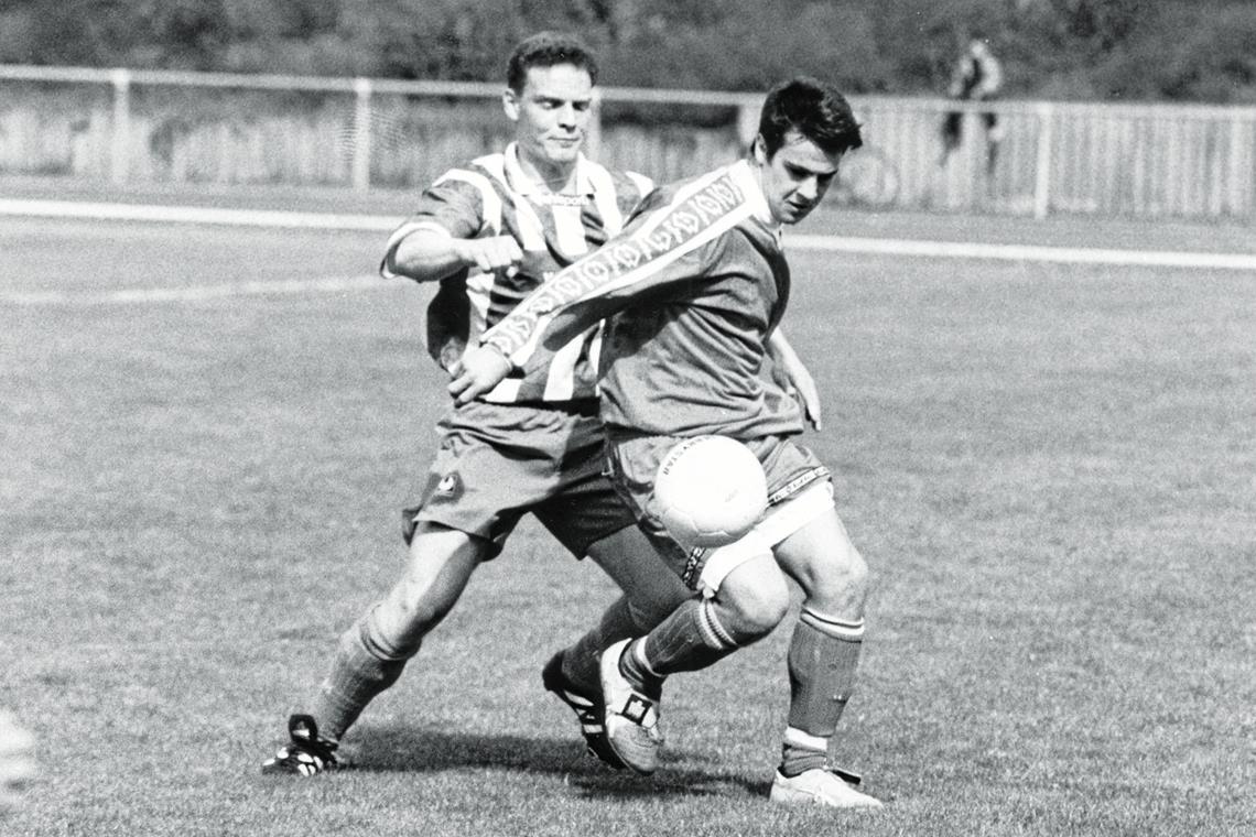 Michael Rienhardt (links) war beim FC Viktoria Backnang sechs Jahre lang ein gefürchteter Manndecker. Foto: Bernd Strohmaier