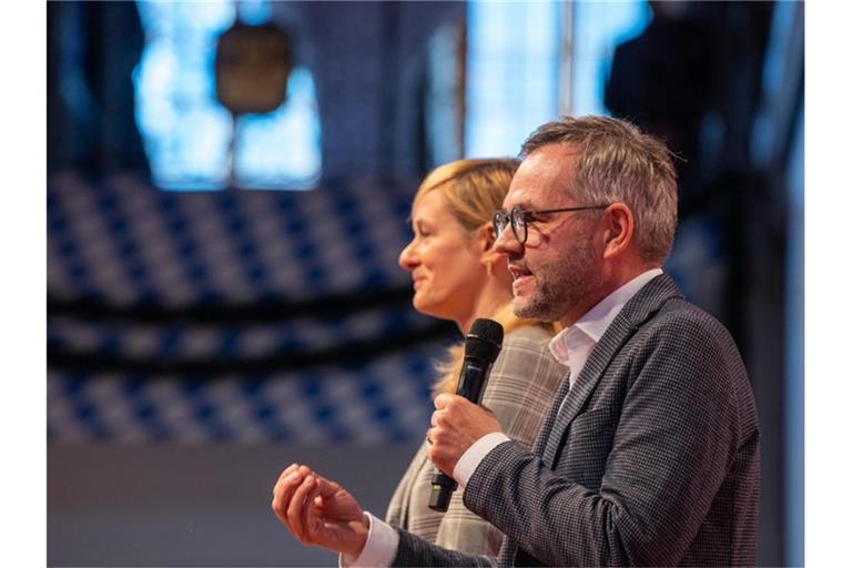 Michael Roth ist Staatsminister im Auswärtigen Amt und hatte sich zuletzt zusammen mit Christina Kampmann (hinten) erfolglos für den SPD-Vorsitz beworben. Foto: Lino Mirgeler/dpa