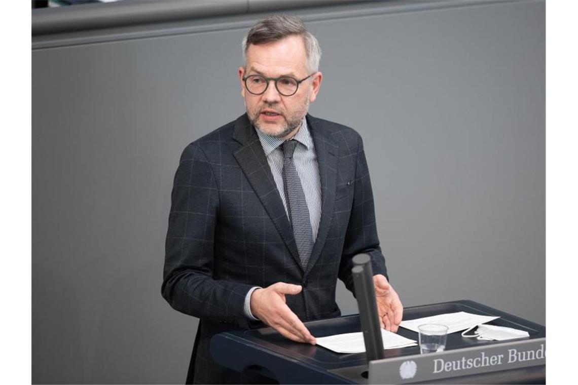 Michael Roth (SPD), Vorsitzender des Auswärtigen Ausschusses, rechnet nicht damit, dass ein „grünes Label“ für Atom- und Gaskraftwerke noch abzuwenden ist. Foto: Christophe Gateau/dpa