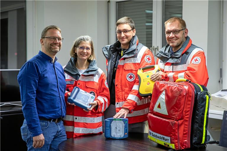 Michael Sailer (links) vom Kardioverein Rems-Murr freut sich, dass Helfer vor Ort wie Susanne Weiss, Jeffrey Grupp und Michael Budig (von links) die Rettungskräfte unterstützen. Mit einem eigenen Defibrillator können sie bei einem Herzstillstand noch schneller helfen.  Foto: A. Becher